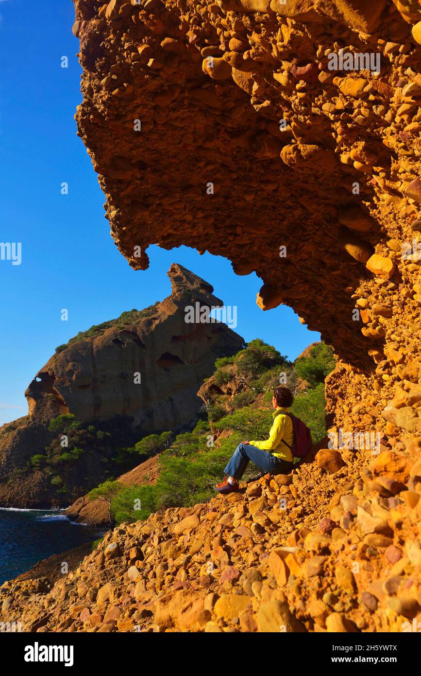FRANKREICH, BOUCHES DU RHONE ( 13 ), LA CIOTAT, DIE CALANQUE VON FIGUEROLLES, AUF DER RÜCKSEITE DER BERG NAMENS CAPUCIN IM NATIONALPARK VON CALANQUES, PROV Stockfoto