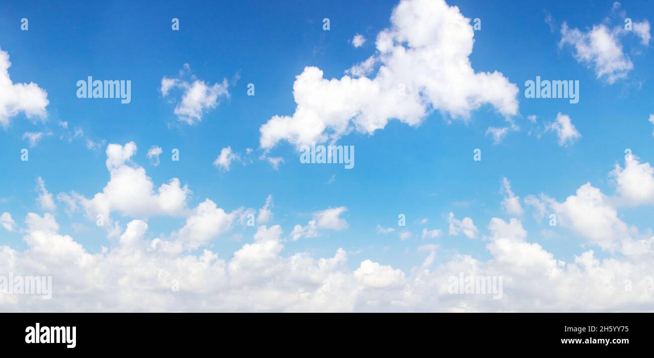Blauer und cyanfarbener, gradientenfarbener Himmel und weiße Wolken, die auf der Luft schweben. Erstaunlicher Blick auf die Harmonie von Kumulus und klarem Himmel. Stockfoto