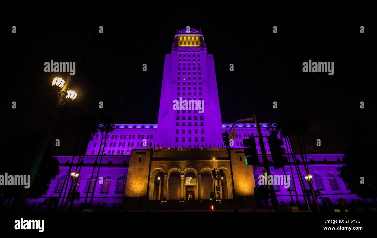 Los Angeles City Hall wurde um 8:24 Uhr in Lila und Gold beleuchtet, zu Ehren von Kobe Bryants geschichtsträchtiger Meisterschaftskarriere und in Erinnerung an Bryant, seine Tochter Gianna und alle, die bei der Hubschraubertragödie ums Leben kamen, Ca. 27. Januar 2020 Stockfoto