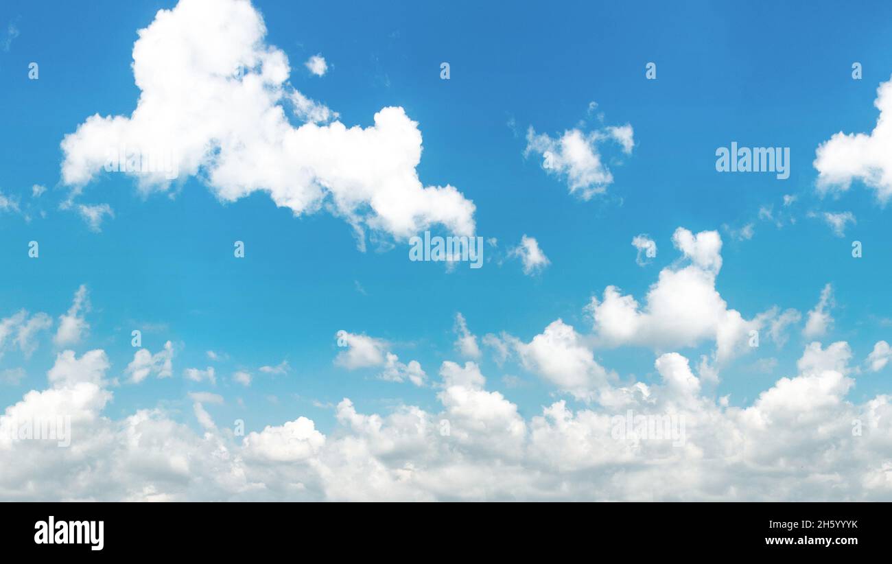 Blauer und cyanfarbener, gradientenfarbener Himmel und weiße Wolken, die auf der Luft schweben. Erstaunlicher Blick auf die Harmonie von Kumulus und klarem Himmel. Stockfoto