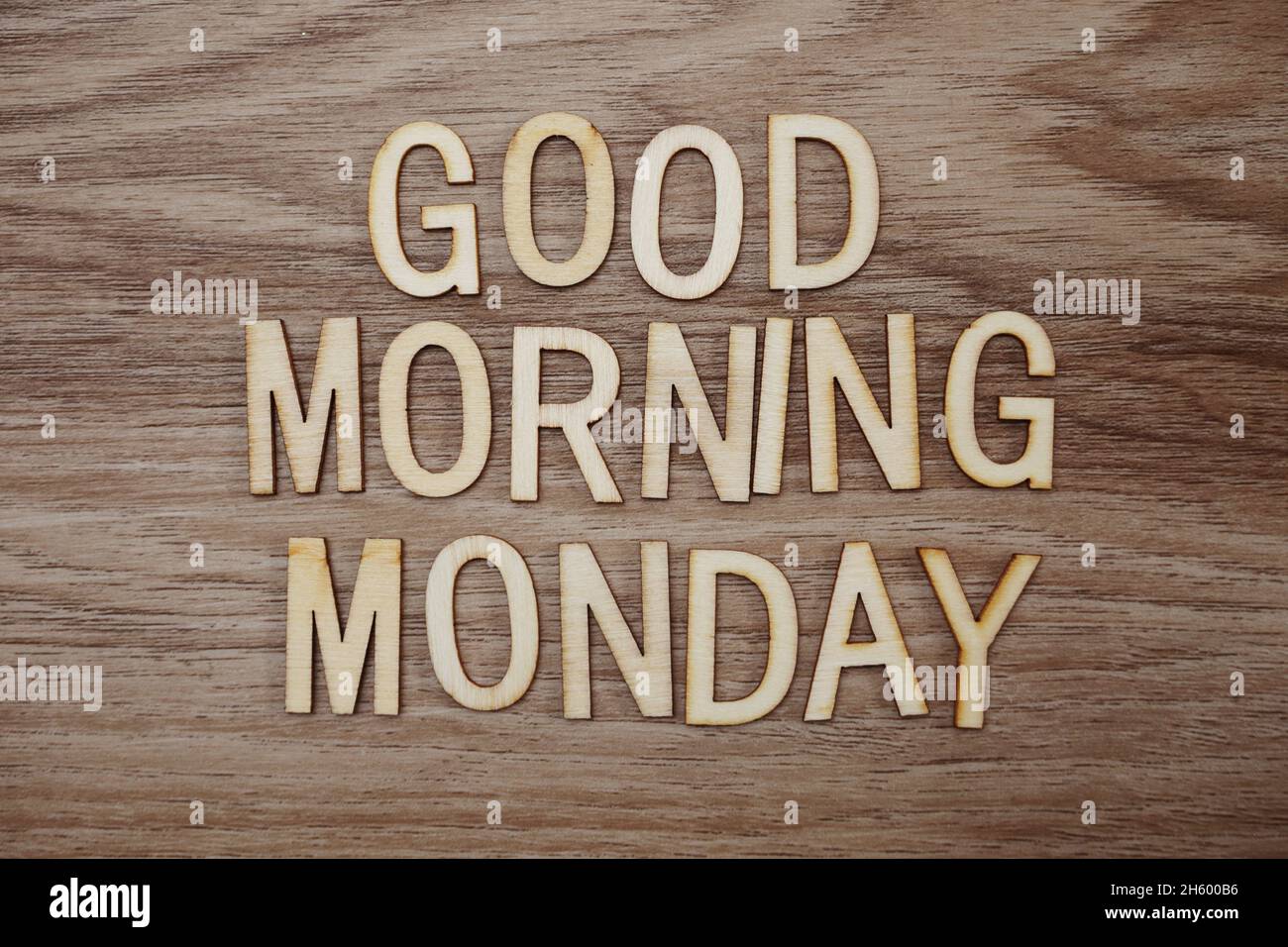Guten Morgen Montag Textnachricht auf Holzhintergrund Stockfoto