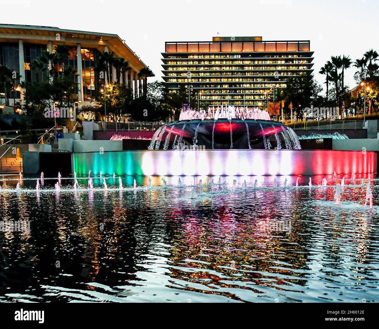 Der Grand Park-Brunnen in Los Angeles wird in den Farben der mexikanischen Flagge als Anerkennung der Opfer des Erdbebens in Mexiko Ca. 21. September 2017 Stockfoto