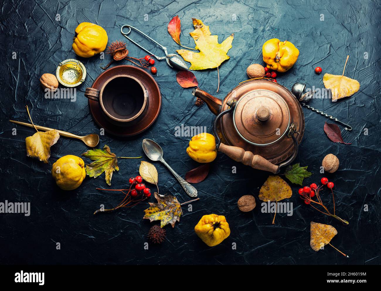 Köstlicher hausgemachter Tee. Tee aus Äpfeln und Quitte auf herbstlichem Hintergrund. Stockfoto