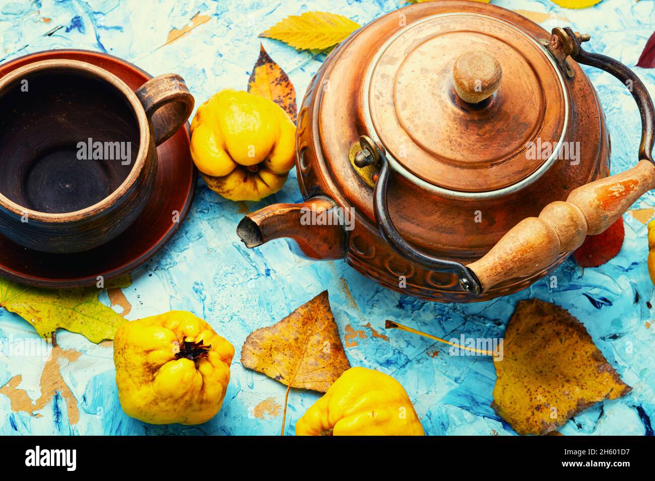 Köstlicher hausgemachter Tee. Tee aus Äpfeln und Quitte auf herbstlichem Hintergrund. Stockfoto