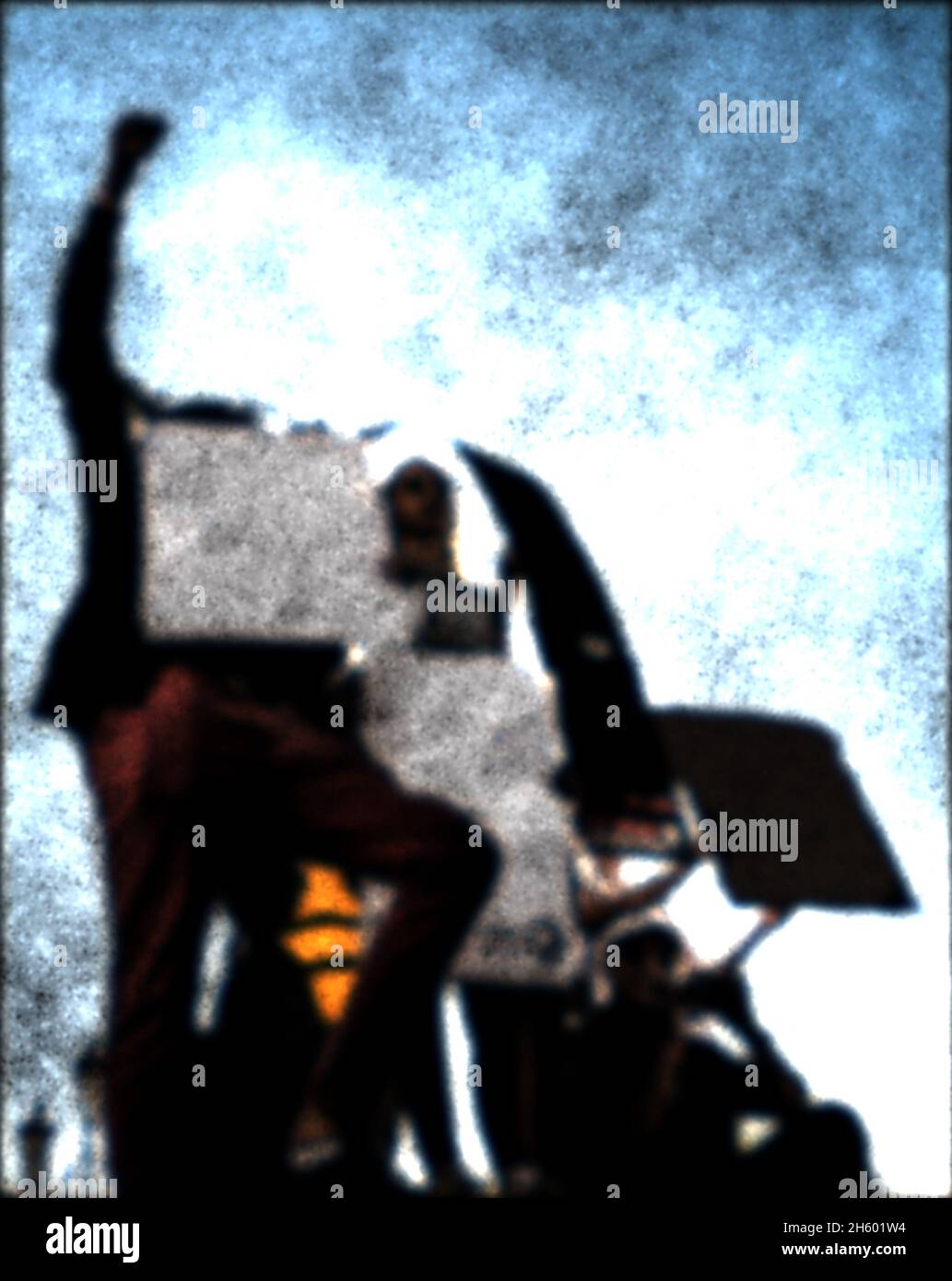 Low-Angle-Ansicht von jungen Menschen mit mehreren Plakaten in Metaverse Stockfoto