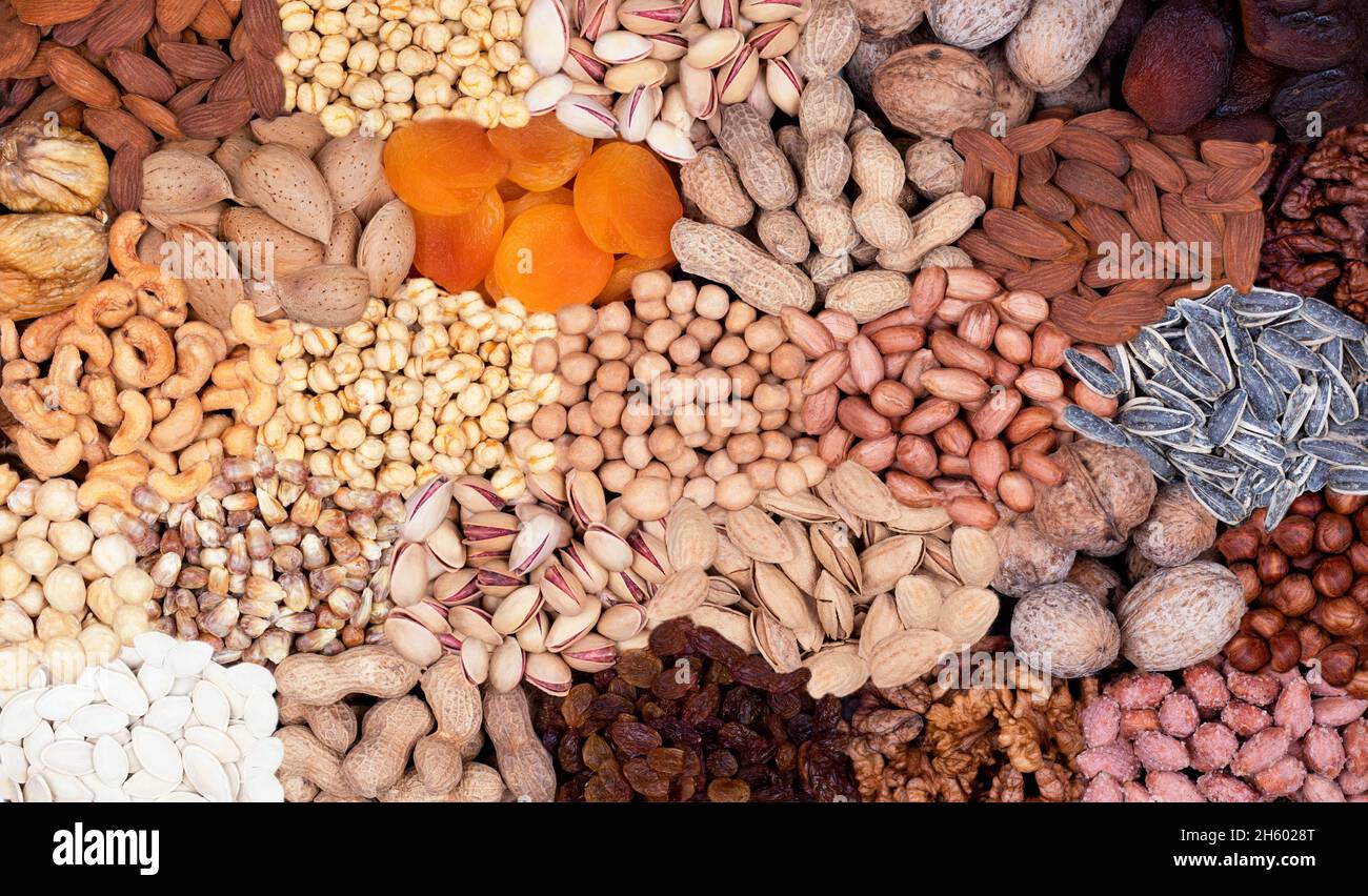 Sortiment von Nüssen und Früchten in einem Rahmen gesammelt. Stockfoto