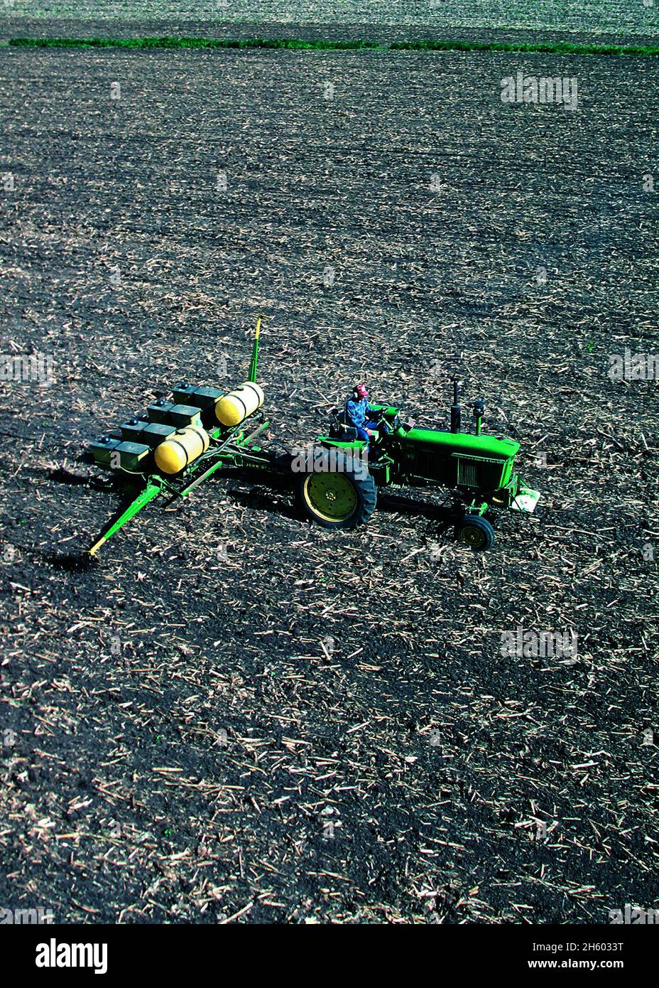 Bodenbearbeitungsanlage (volle Breite), bei der mindestens 30 Prozent des Bodens nach der Pflanzung mit den Ernterückständen des letzten Jahres bedeckt werden. Central Iowa Ca. 2011 oder früher Stockfoto