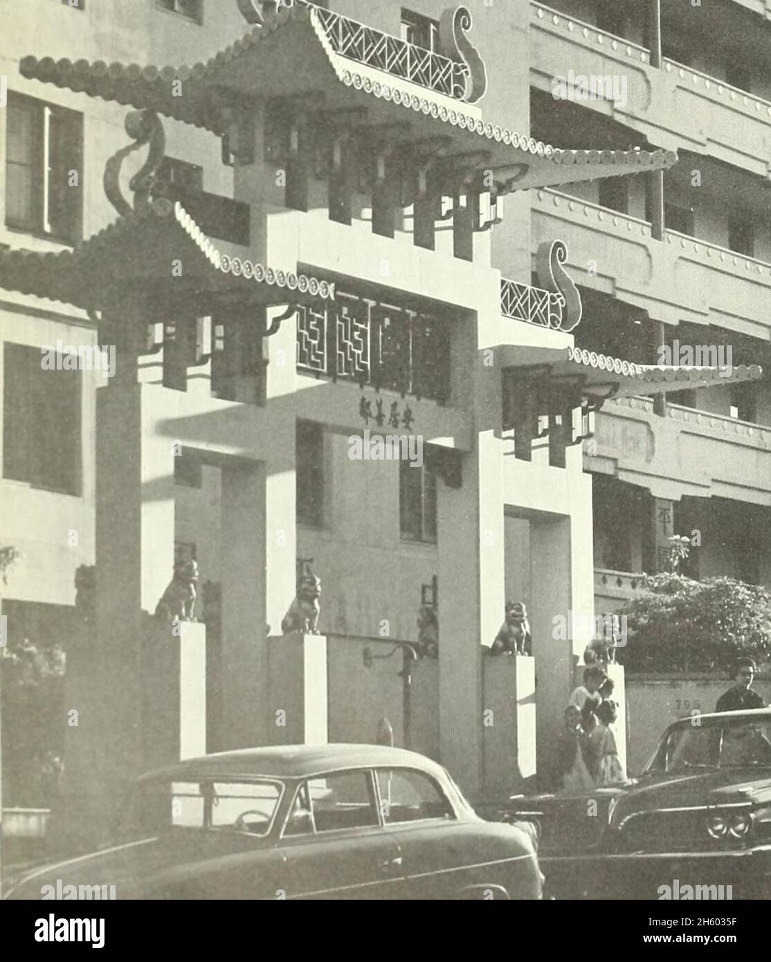 Fotos von „Pailou Gate“ beim öffentlichen Wohnprojekt Ping Yuen in Chinatown, San Francisco. Stockfoto