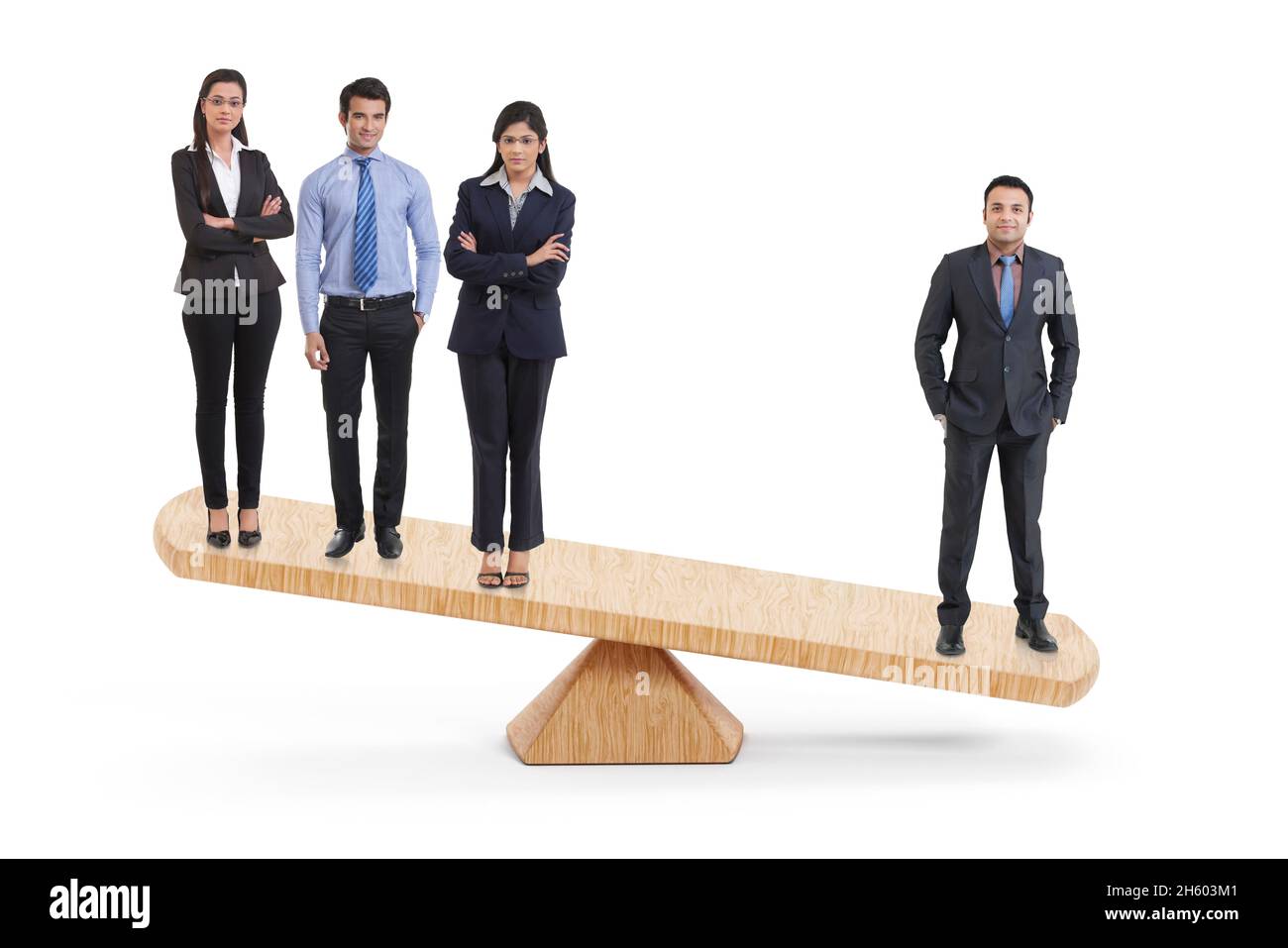 Eine unausgeglichene Säge mit Unternehmensmitarbeitern in formeller Kleidung, die an beiden Enden stehen. Stockfoto