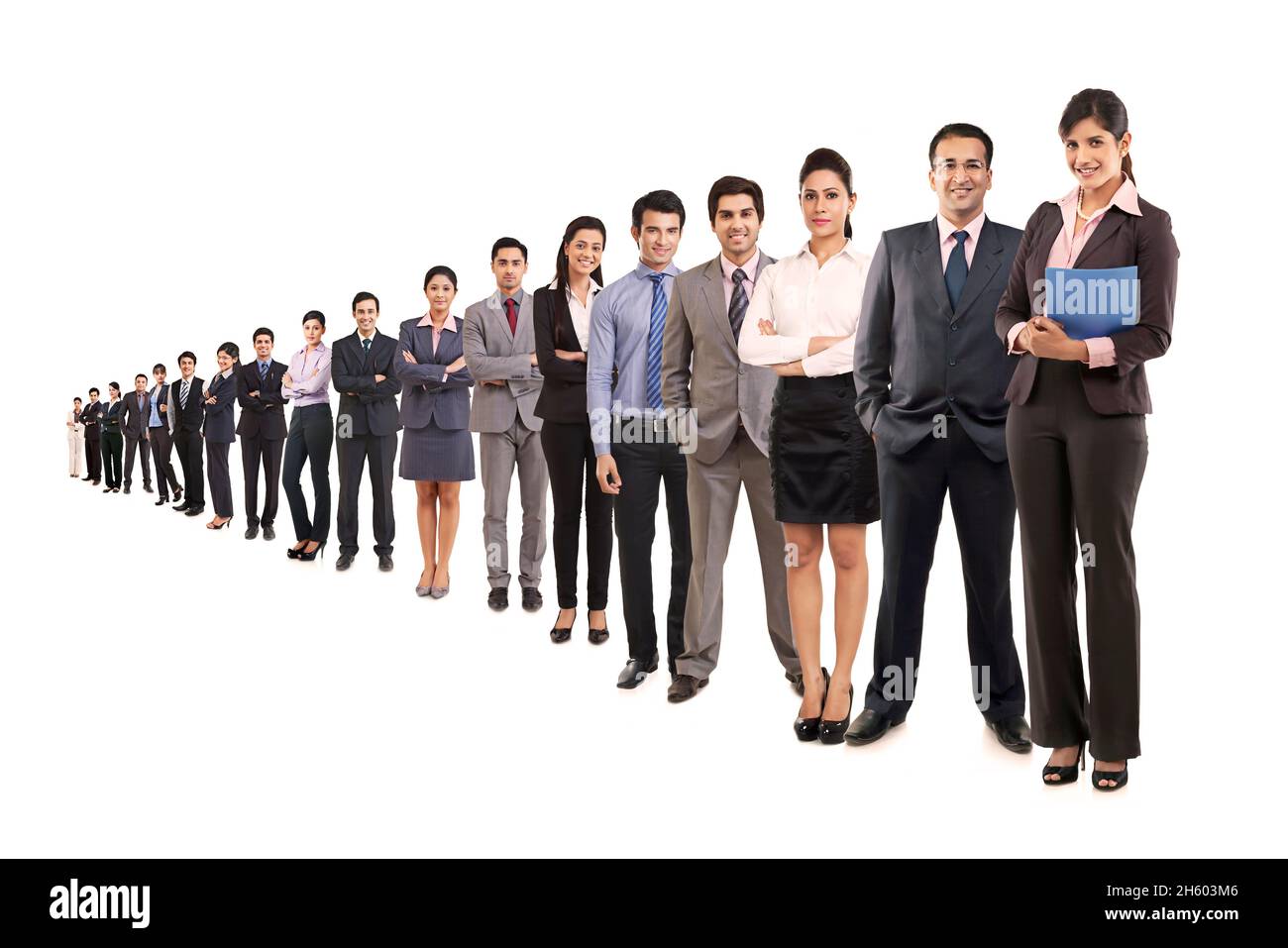 Ein Team von Unternehmensmitarbeitern, das in formeller Kleidung in einer Reihe steht. Stockfoto