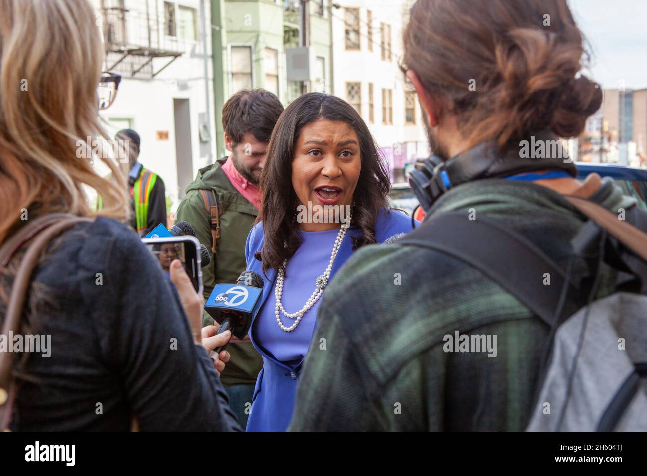 Der Bürgermeister von San Francisco, London Breed, beantwortet Fragen von Reportern bei einer Zeremonie zum Schneiden von Bändern für das erste Trans Home der Stadt; Übergangswohnungen für Transgender- und Gender-Nichtkonformanten. Ca. 23. Januar 2020 Stockfoto