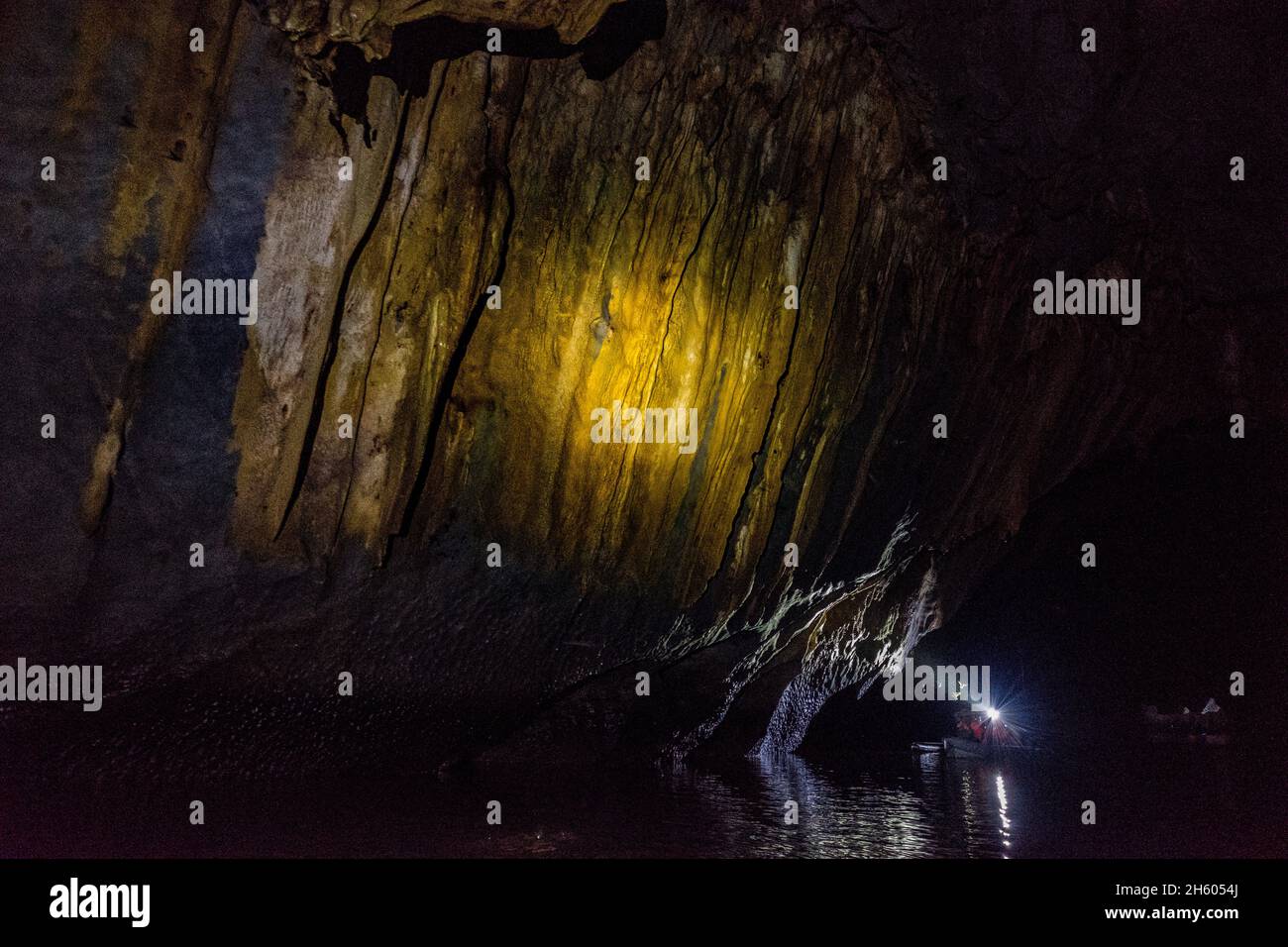 Juli 2017. Der Ökotourismus am unterirdischen Fluss, eine Küstenhöhle mit kilometerlangen schiffbaren Gewässern, die als eines der sieben Naturwunder der Welt anerkannt ist, bietet eine wirtschaftliche Alternative zu den traditionellen Waldbestuhlungen. Sabong Beach, Puerto Princesa, Palawan, Philippinen. Stockfoto