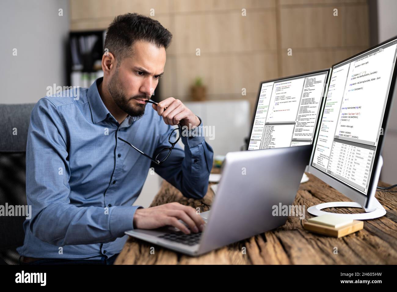 Codierer Mit Computer Am Schreibtisch. Web-Entwickler Stockfoto