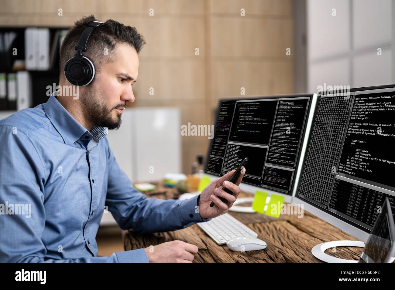 Codierer Mit Computer Am Schreibtisch. Web-Entwickler Stockfoto