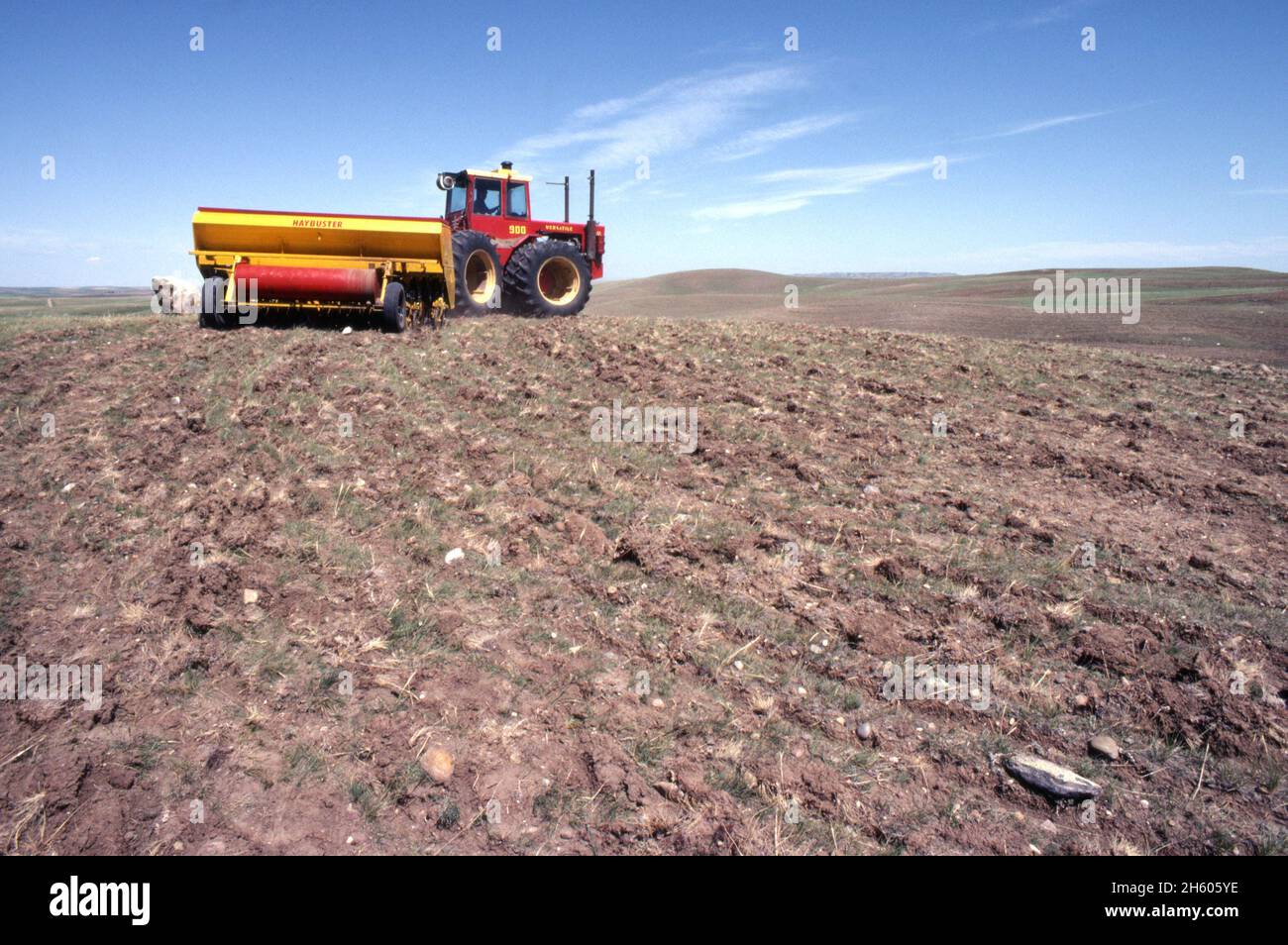 Traktor pflanzt ein Feld, Juli 1983. Stockfoto