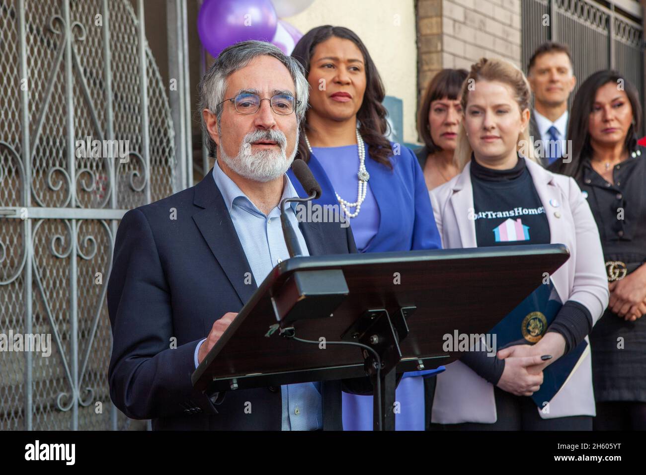 Aaron Peskin, Supervisor in San Francisco, spricht bei einer Zeremonie zum Schneiden von Bändern für das erste Trans Home der Stadt; Übergangswohnungen für Transgender- und Gender-Nichtkonforme Menschen Ca. 23. Januar 2020 Stockfoto