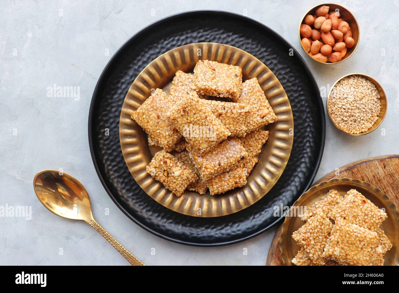 Indian Makar sankranti Festival Essen oder Süßigkeiten. Tilgul in einer kleinen Messingplatte. Tilgul wird aus Sesamsamen, Erdnüssen, Ghee und Jaggery hergestellt. Til gul Stockfoto