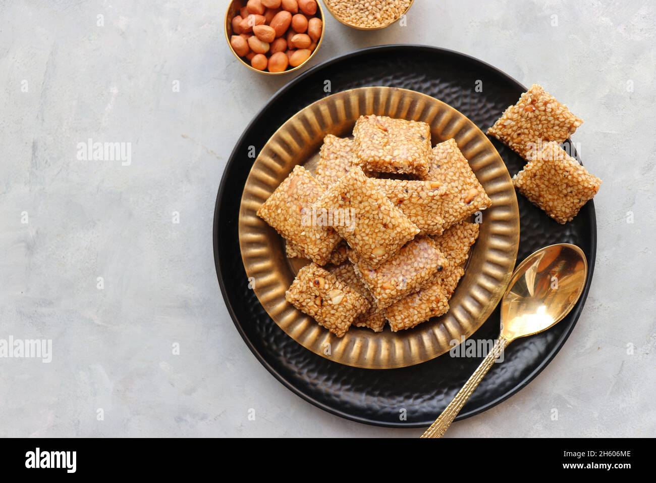 Indian Makar sankranti Festival Essen oder Süßigkeiten. Tilgul in einer kleinen Messingplatte. Tilgul wird aus Sesamsamen, Erdnüssen, Ghee und Jaggery hergestellt. Til gul Stockfoto