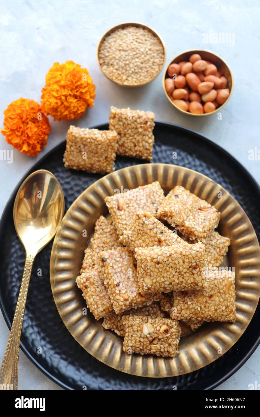 Indian Makar sankranti Festival Essen oder Süßigkeiten. Tilgul in einer kleinen Messingplatte. Tilgul wird aus Sesamsamen, Erdnüssen, Ghee und Jaggery hergestellt. Til gul Stockfoto