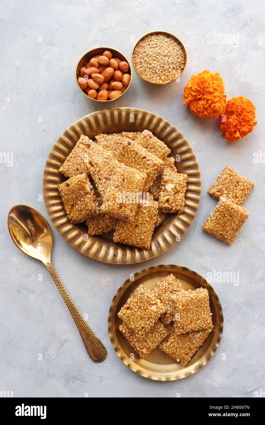 Indian Makar sankranti Festival Essen oder Süßigkeiten. Tilgul in einer kleinen Messingplatte. Tilgul wird aus Sesamsamen, Erdnüssen, Ghee und Jaggery hergestellt. Til gul Stockfoto