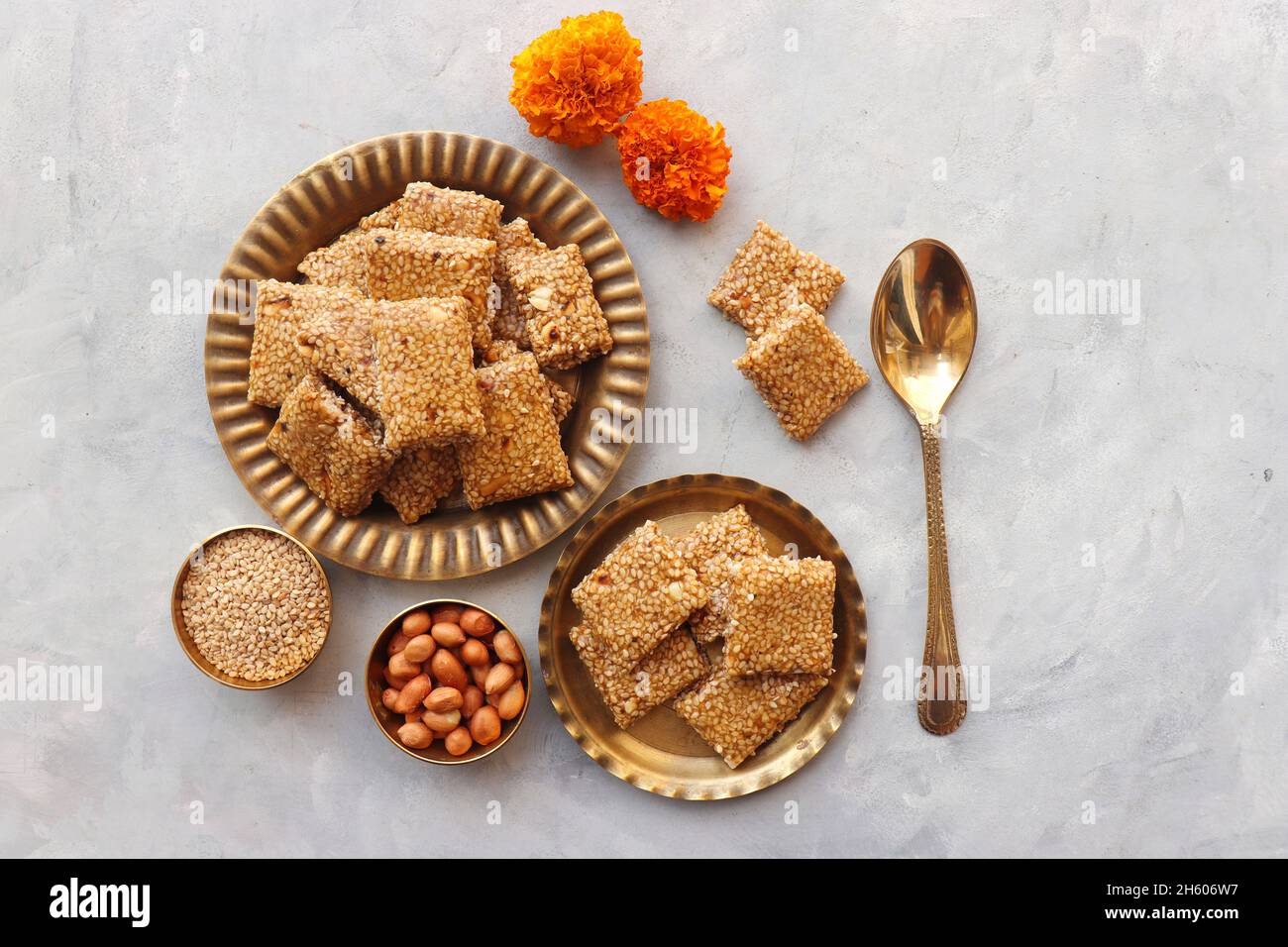 Indian Makar sankranti Festival Essen oder Süßigkeiten. Tilgul in einer kleinen Messingplatte. Tilgul wird aus Sesamsamen, Erdnüssen, Ghee und Jaggery hergestellt. Til gul Stockfoto