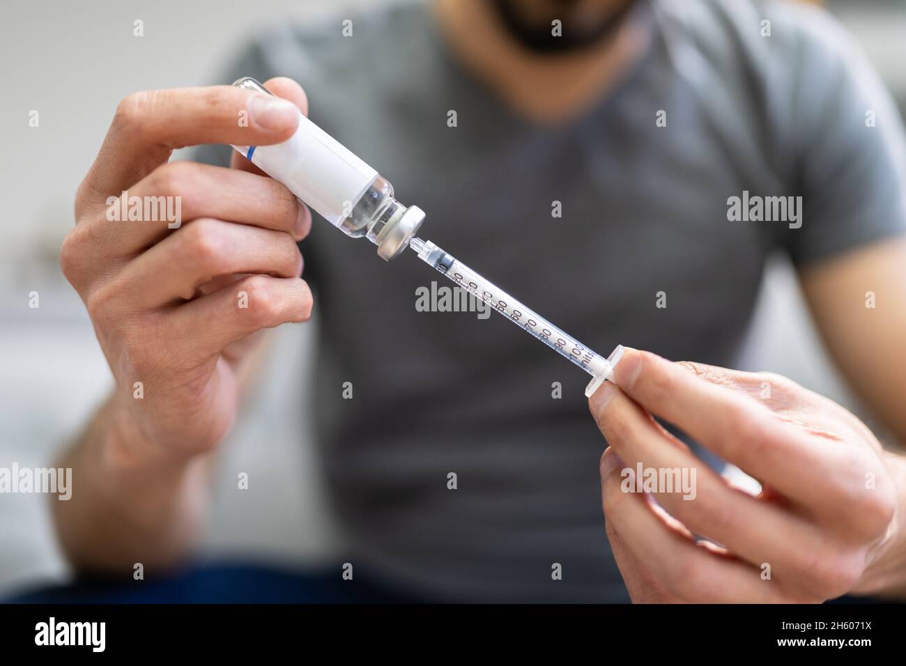 Patienten, die Insulin Schuß durch einheitliche Verwendung von der Spritze Stockfoto