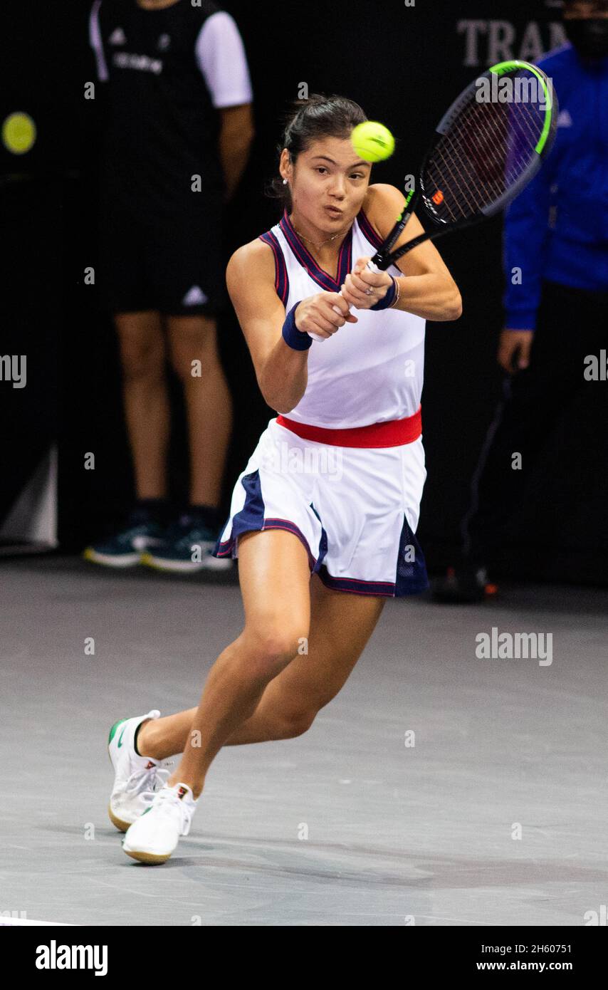 CLUJ-NAPOCA, RUMÄNIEN - 25 Okt 2021: Emma Raducanu aus Großbritannien in Aktion während eines Spiels bei WTA Transylvania Open International Tennis Tournament Stockfoto CLUJ-NAPOCA, RUMÄNIEN - 25 Okt 2021: Emma Raducanu aus Großbritannien in Aktion während eines Spiels bei WTA Transylvania Open International Tennis Tournament Stockfoto