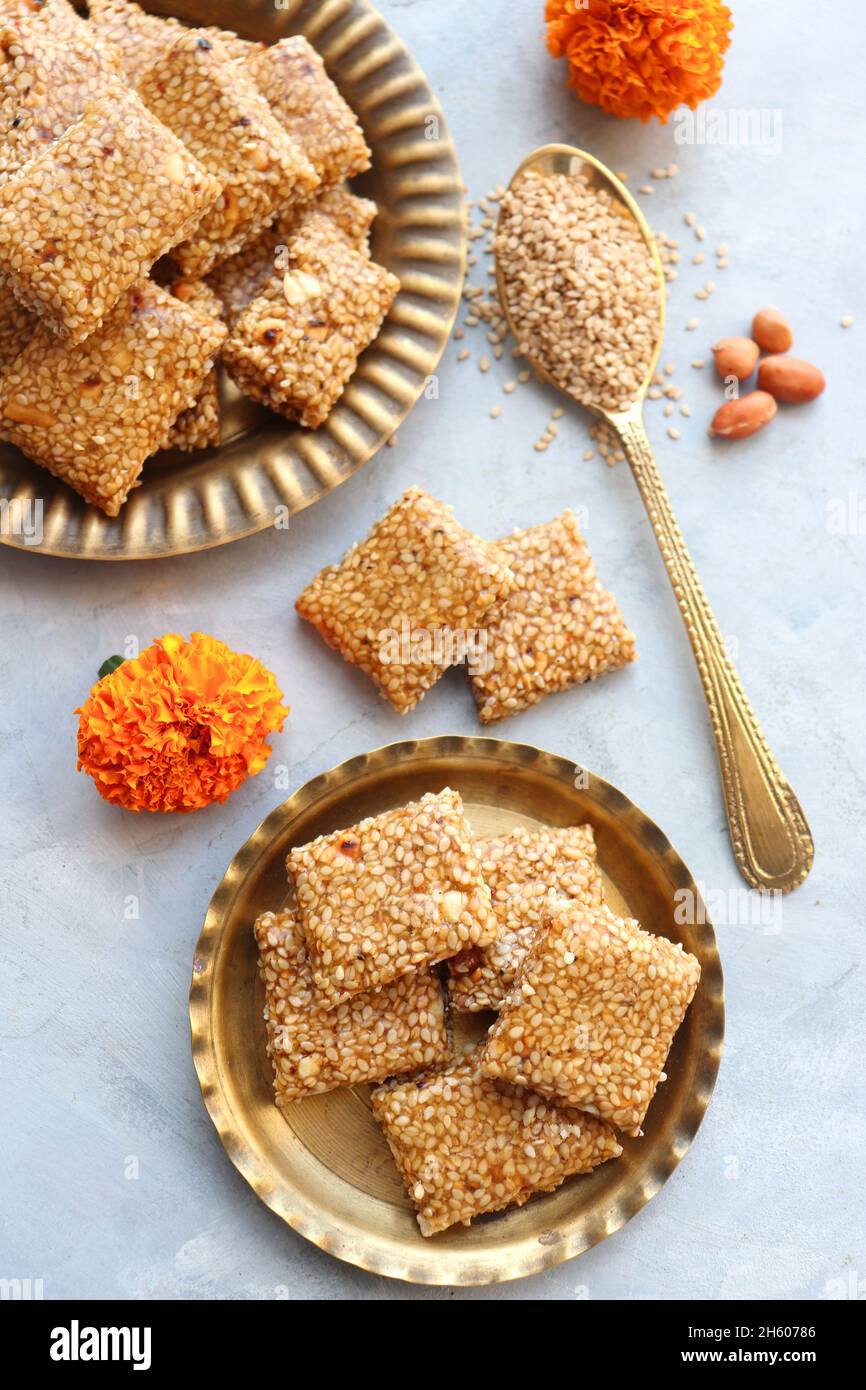 Indian Makar sankranti Festival Essen oder Süßigkeiten. Tilgul in einer kleinen Messingplatte. Tilgul wird aus Sesamsamen, Erdnüssen, Ghee und Jaggery hergestellt. Til gul Stockfoto