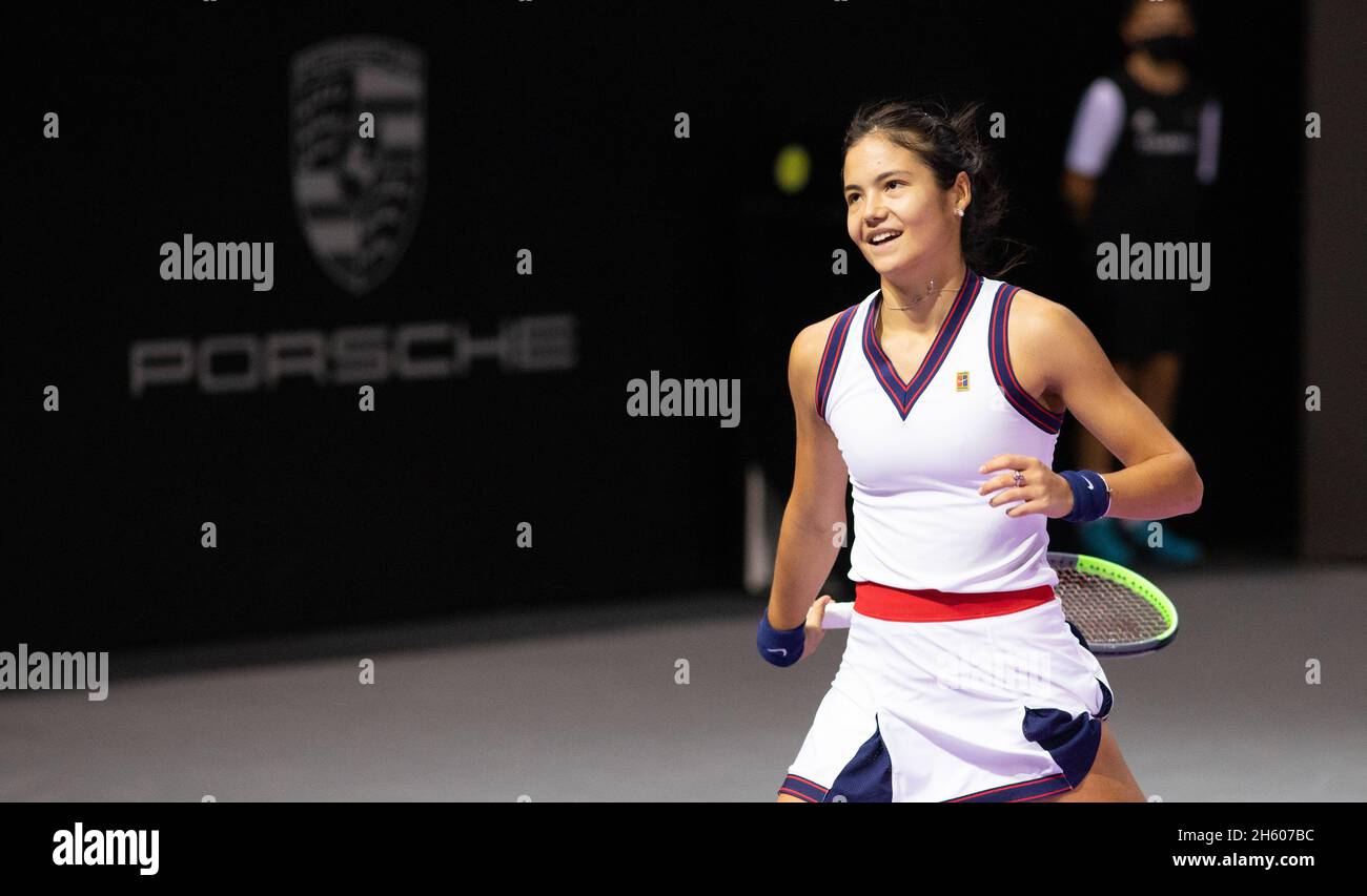 CLUJ-NAPOCA, RUMÄNIEN - 25 Okt 2021: Emma Raducanu aus Großbritannien in Aktion während eines Spiels bei WTA Transylvania Open International Tennis Tournament Stockfoto CLUJ-NAPOCA, RUMÄNIEN - 25 Okt 2021: Emma Raducanu aus Großbritannien in Aktion während eines Spiels bei WTA Transylvania Open International Tennis Tournament Stockfoto