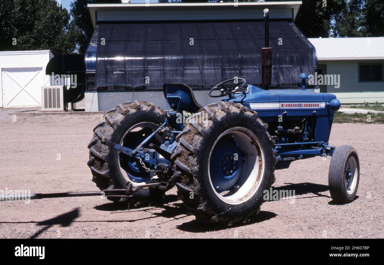 Kleiner Ford 3000 Traktor in einem Scheunhof. Ca. 19. September 2010, Stockfoto