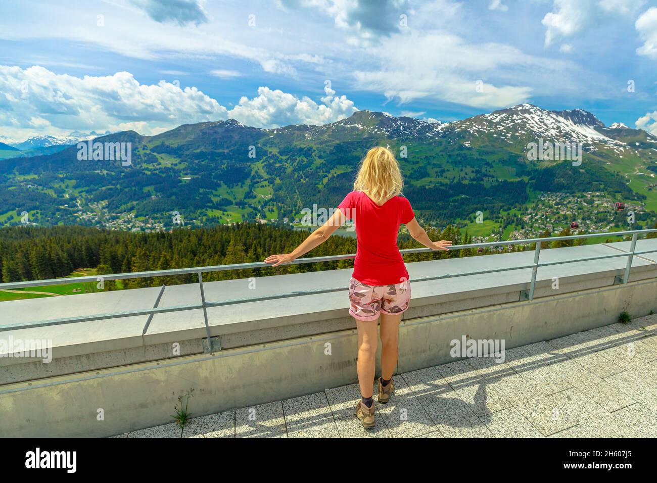 Frau im Parpaner Rothorn Berg der Schweiz. Schweizer Seilbahnstation Lenzerheide - Scharmoin der Region Albula im Kanton Graubünden. Stockfoto