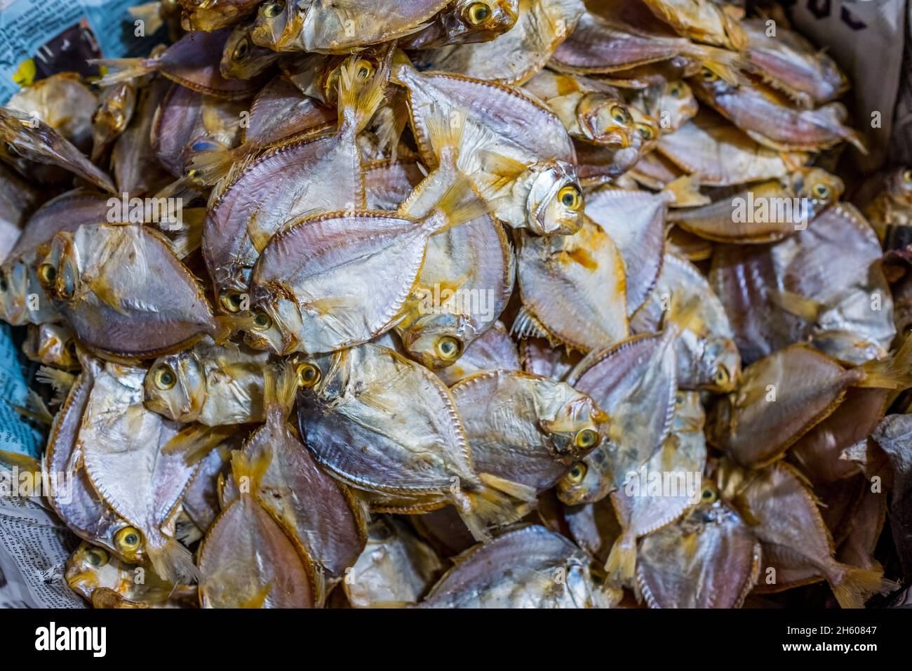 Juli 2017. Lokale Märkte sorgen für Wünsche und Bedürfnisse. Die Möglichkeit, Reis, Fisch und andere Waren zu kaufen, ist ein Hauptfaktor für den Bedarf an Bargeld und den Wunsch, an Unternehmenungsprojekten beteiligt zu werden. Puerto Princesa, Palawan, Philippinen Stockfoto