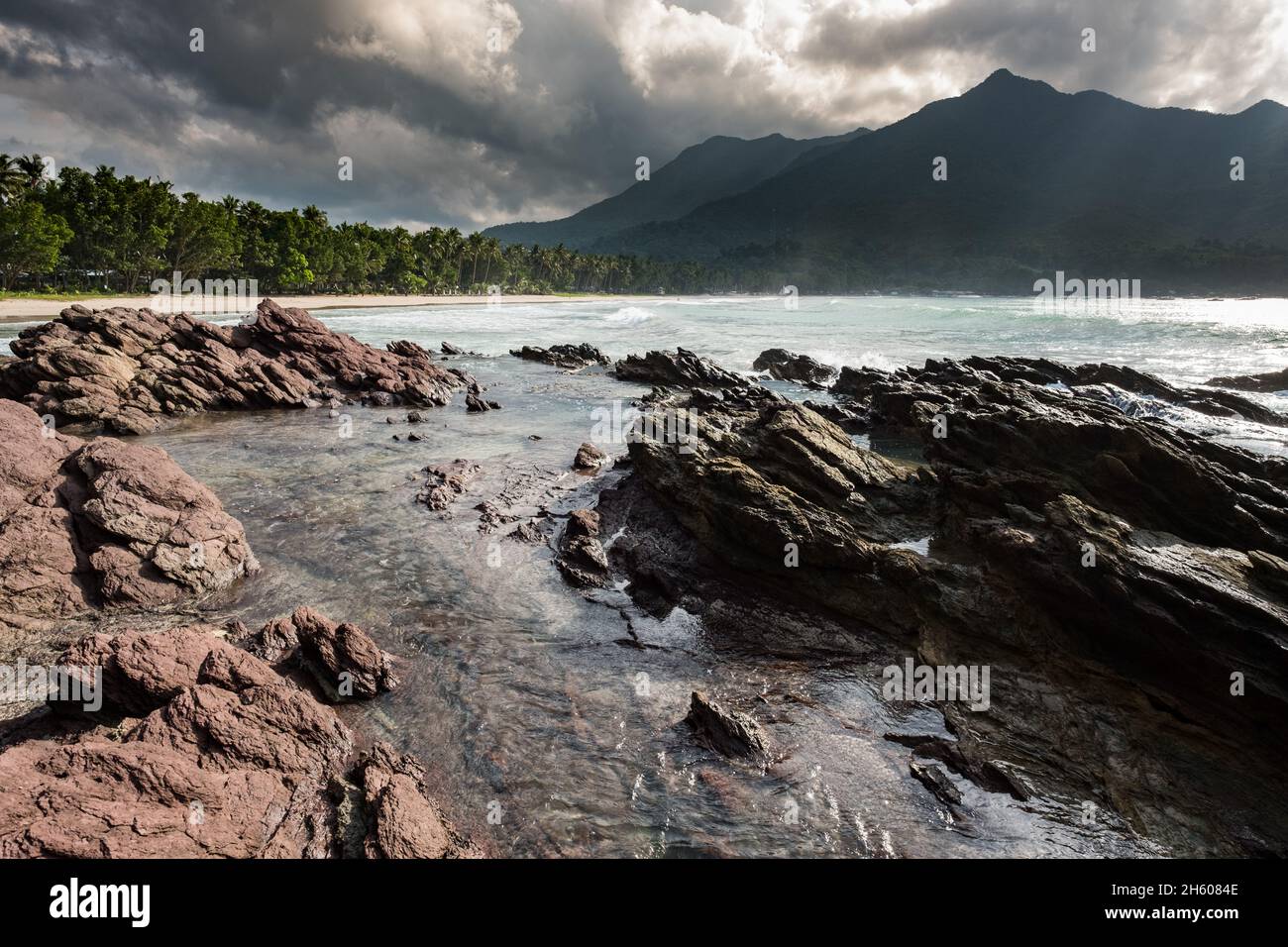 Juli 2017. Sabong Beach in Puerto Princesa ist ein wichtiges Touristenziel auf den südlichen Philippinen. Sabong Beach, Puerto Princesa, Palawan, Philippinen. Stockfoto