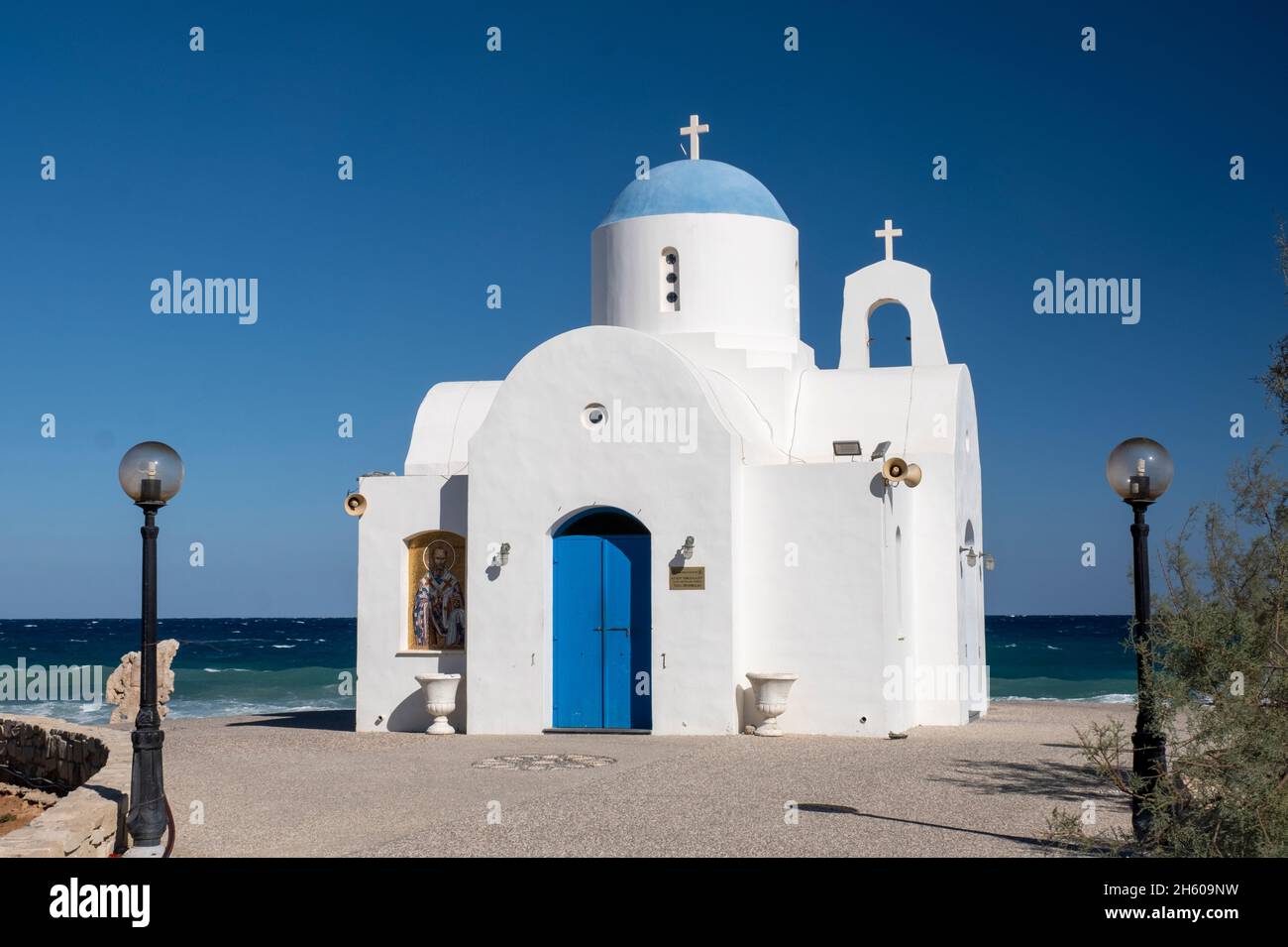 Die kleine Kirche des Heiligen Nikolaus (Agios Nikolaos) befindet sich am Strand von Louma, Pernera in Protaras, Zypern. Stockfoto