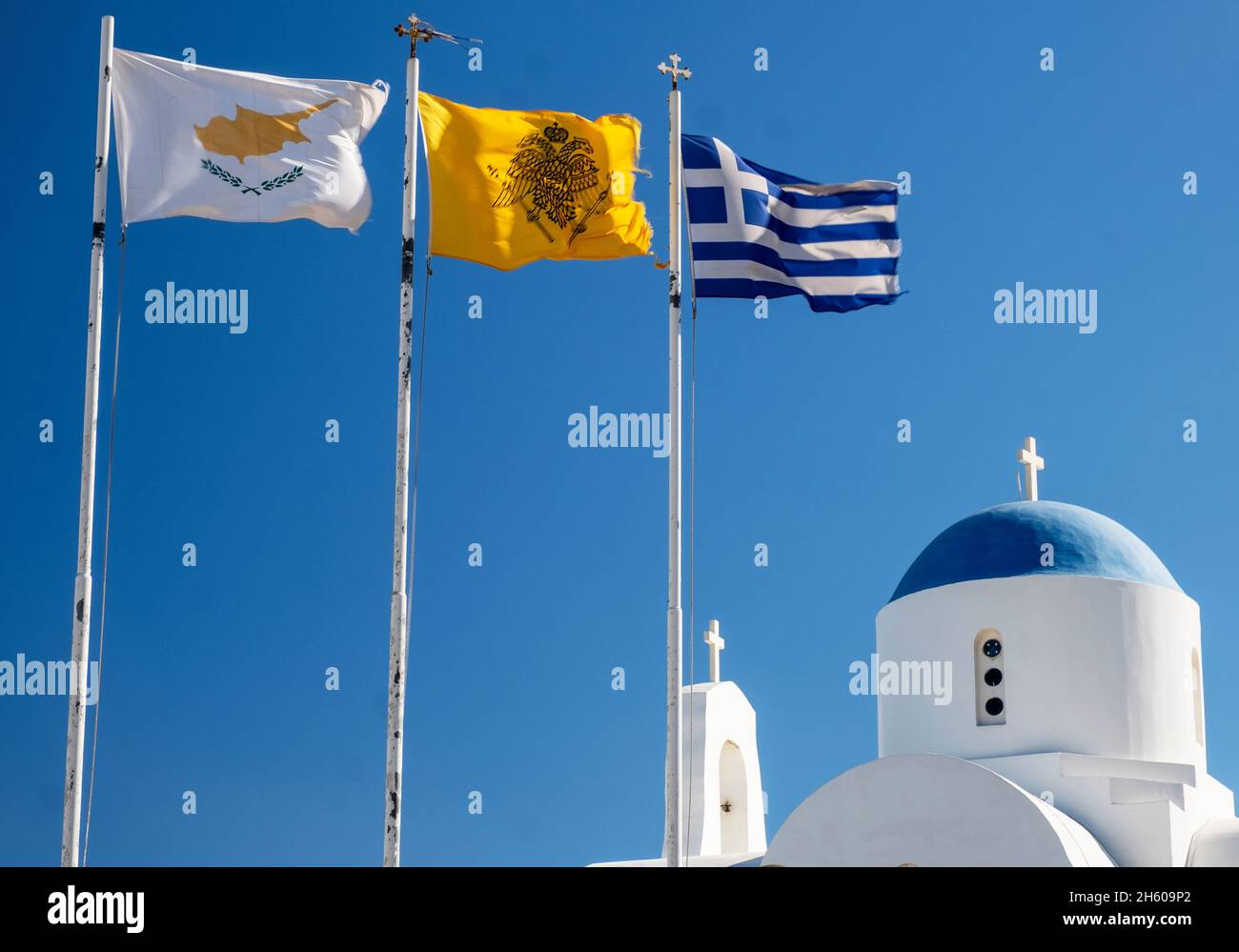 Die kleine Kirche des Heiligen Nikolaus (Agios Nikolaos) befindet sich am Strand von Louma, Pernera in Protaras, Zypern. Stockfoto