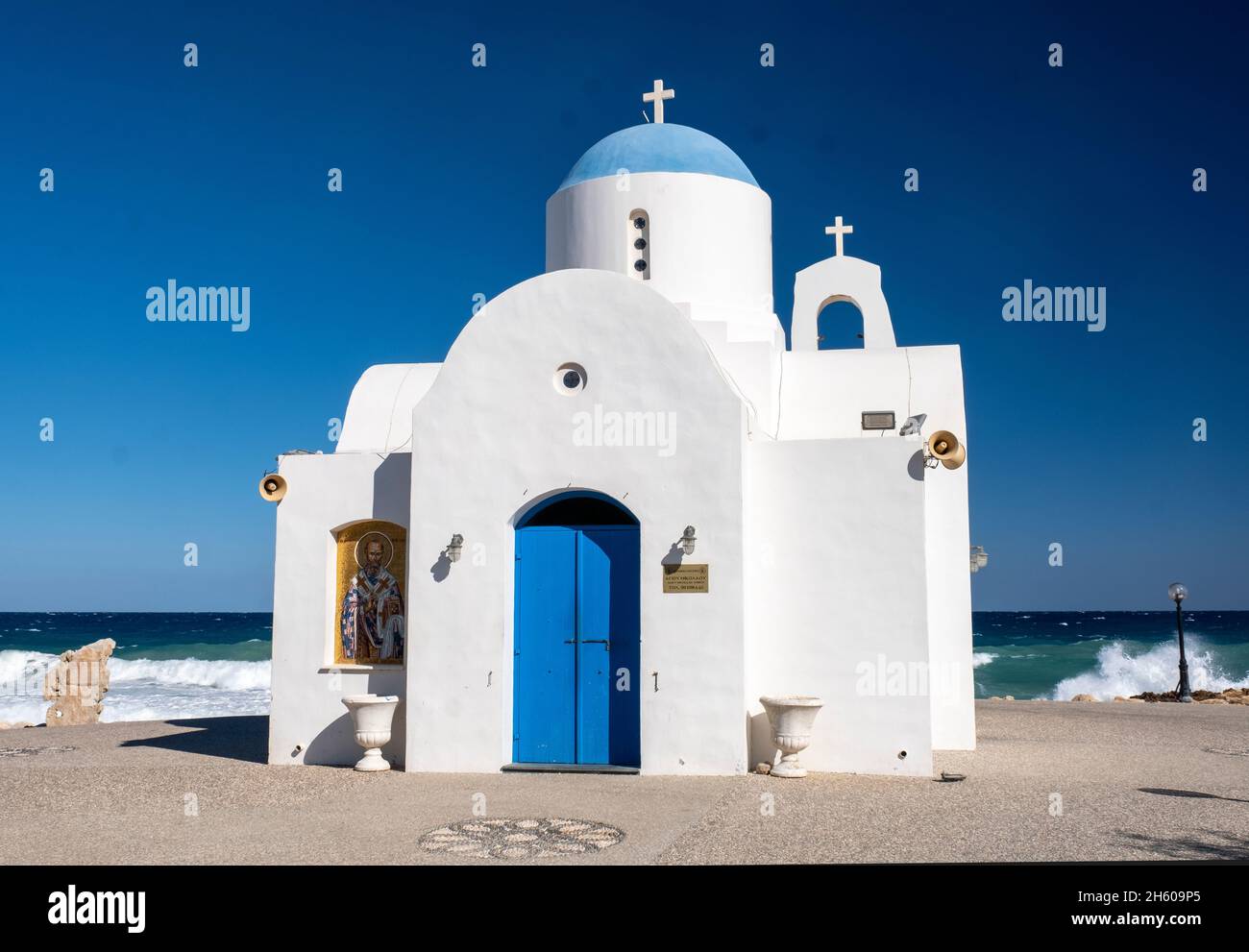 Die kleine Kirche des Heiligen Nikolaus (Agios Nikolaos) befindet sich am Strand von Louma, Pernera in Protaras, Zypern. Stockfoto