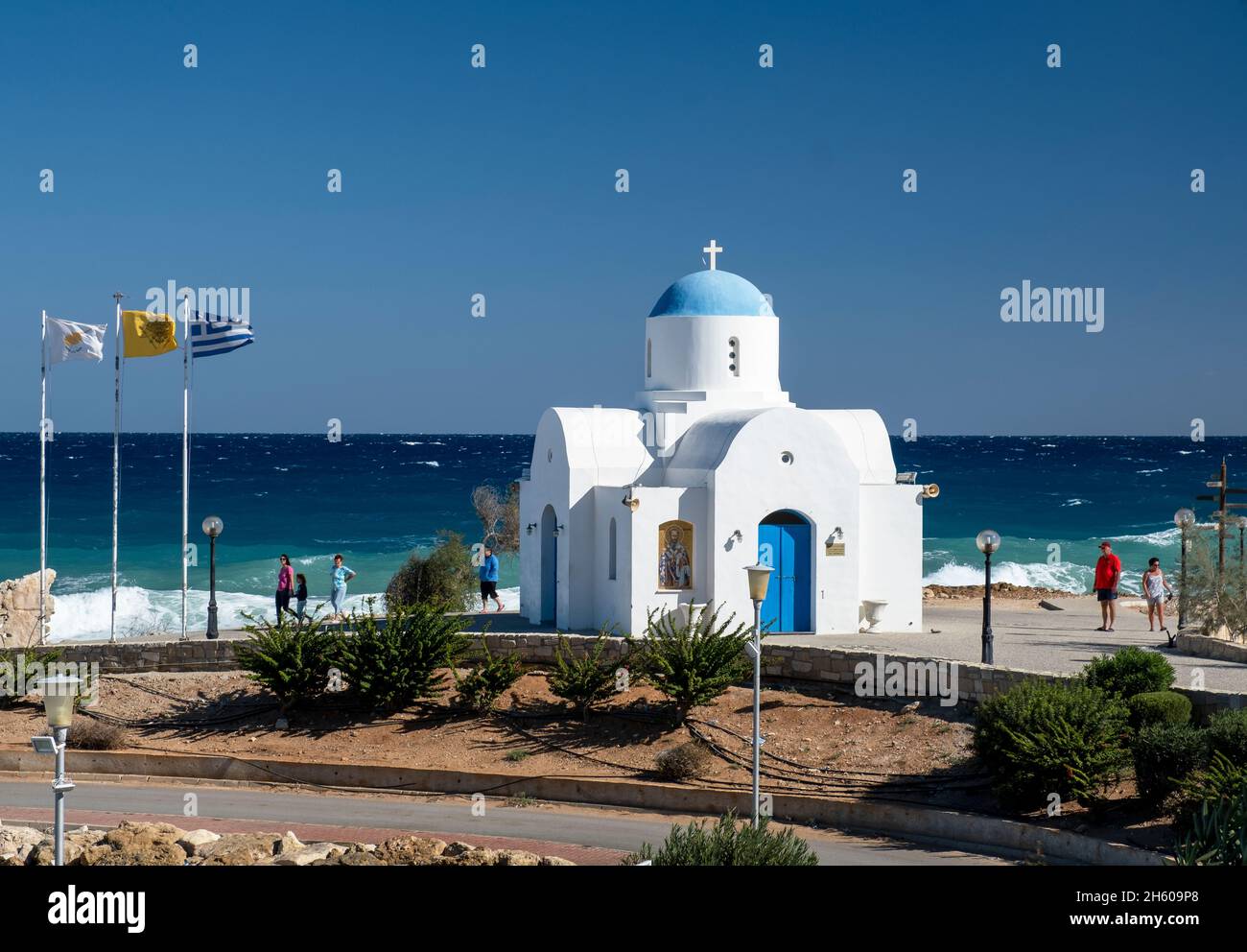 Die kleine Kirche des Heiligen Nikolaus (Agios Nikolaos) befindet sich am Strand von Louma, Pernera in Protaras, Zypern. Stockfoto