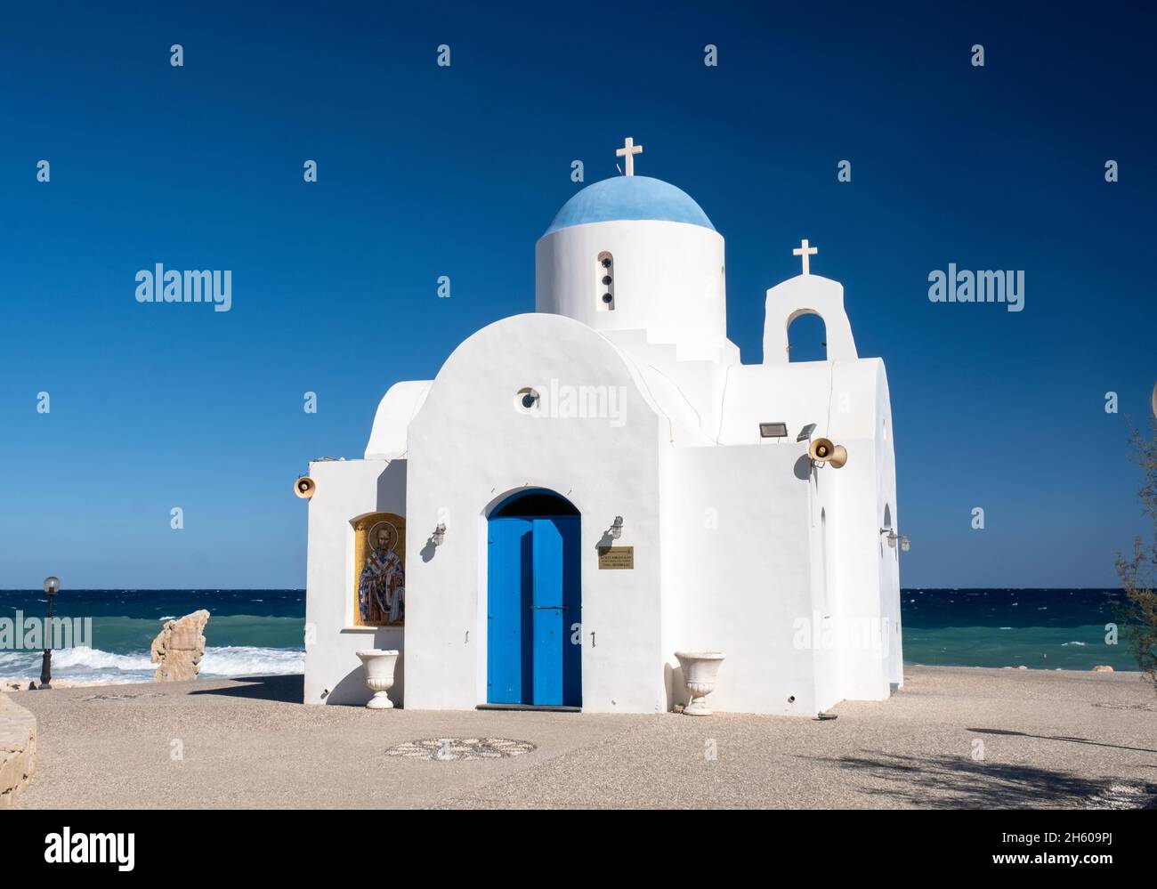 Die kleine Kirche des Heiligen Nikolaus (Agios Nikolaos) befindet sich am Strand von Louma, Pernera in Protaras, Zypern. Stockfoto