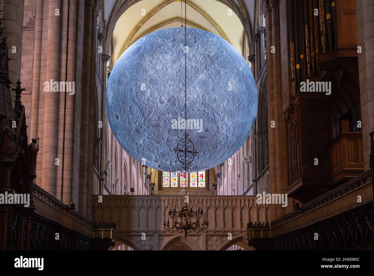 Museum of the Moon Touren durch die Chichester Cathedral in der Stadt Chichester, Großbritannien. Mit Dank an den Dekan und das Kapitel der Chichester Kathedrale. Stockfoto