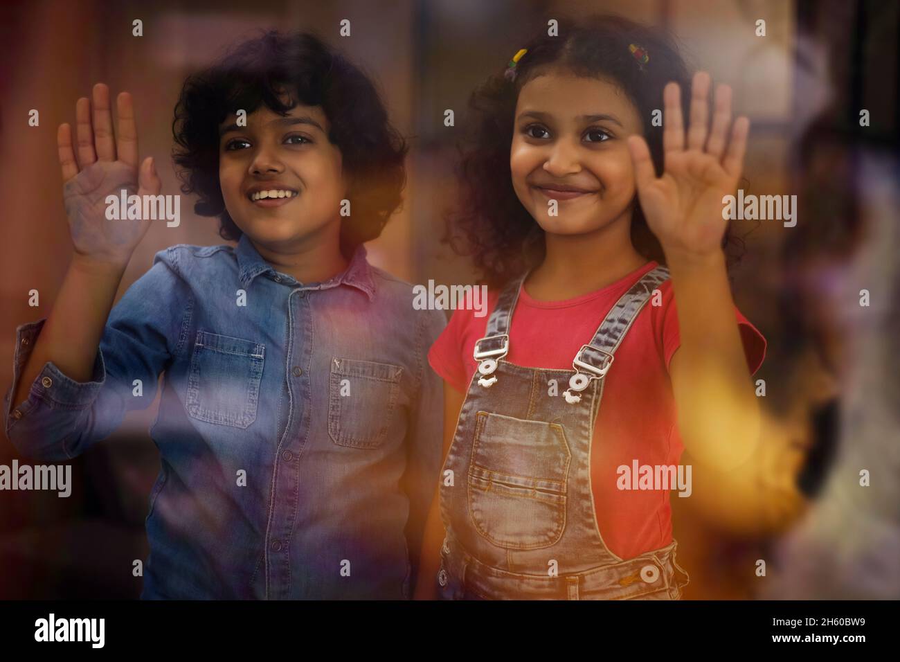 Geschwister zeigen ihre gemalte Hand zusammen vor der Kamera Stockfoto