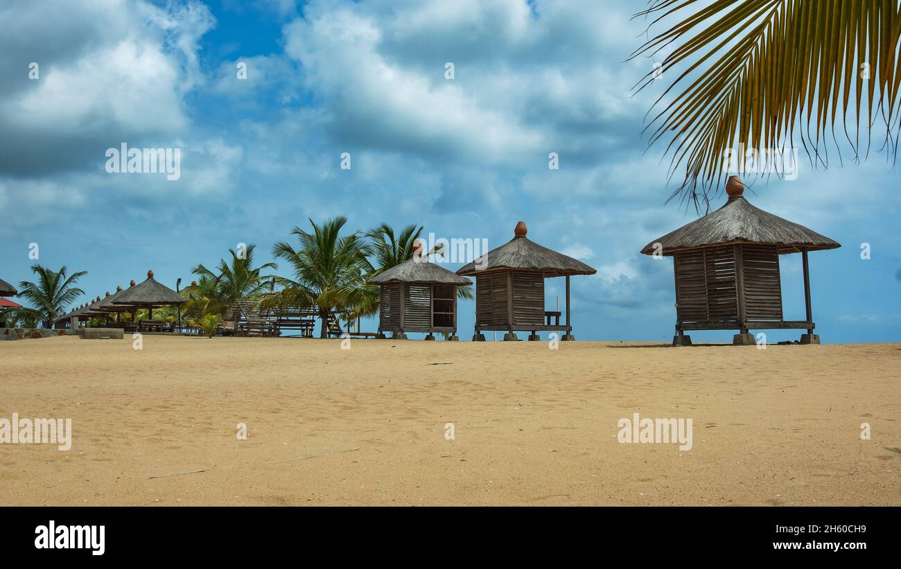 Blick auf den Strand mit Bungalowhaus, wo Sie sitzen und das Meer bewundern können. Foto aufgenommen in Keta Ghana Westafrika Stockfoto