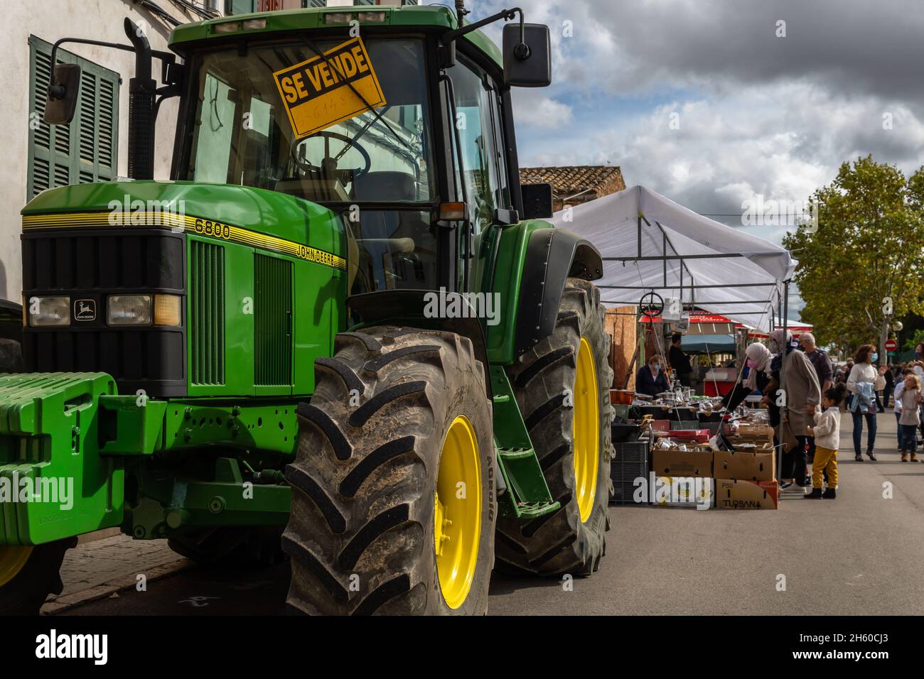 Porreres, Spanien; oktober 31 2021: Grüner John Deere Traktor mit schwarzen und gelben Reifen, geparkt an einem sonnigen Morgen Stockfoto