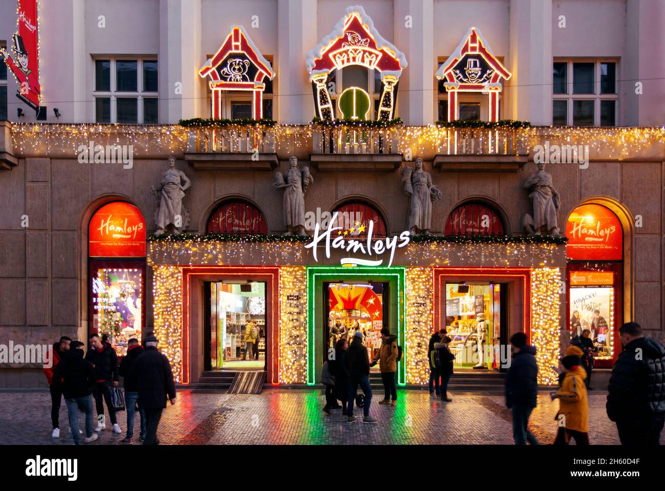 Leuchtender und dekorativer Vordereingang des Spielzeugladens Hamleys in der Weihnachtszeit in Prag, Tschechische Republik Stockfoto