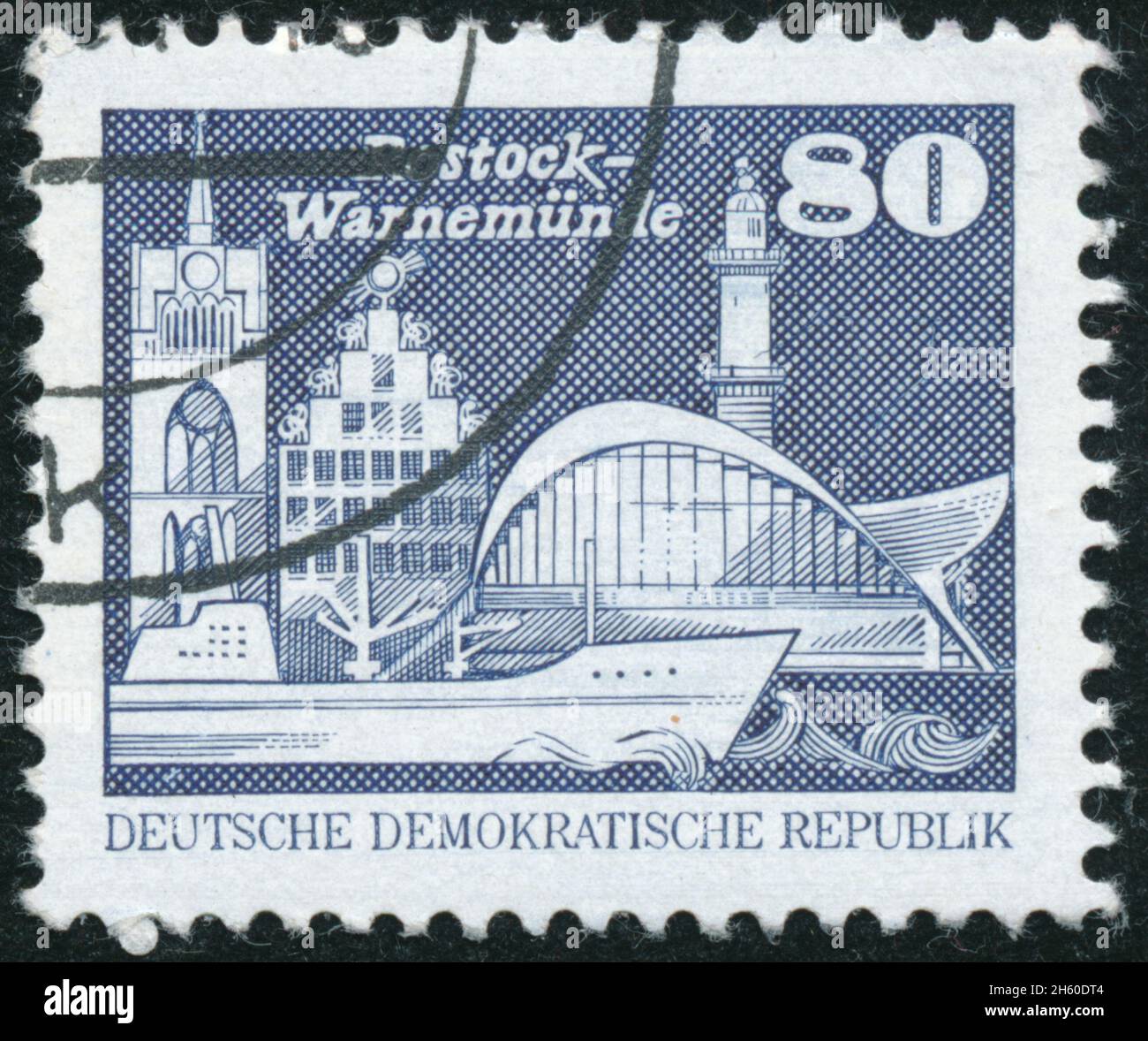 POLTAVA, UKRAINE - 12. November 2021. Die um 1974 in der DDR gedruckte Vintage-Marke zeigt die Stadt Rostock Stockfoto