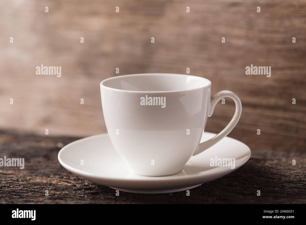 Weiße kleine Keramik Espresso-Kaffee oder Tee-Tasse auf Holz Hintergrund Vintage-Ton Stockfoto