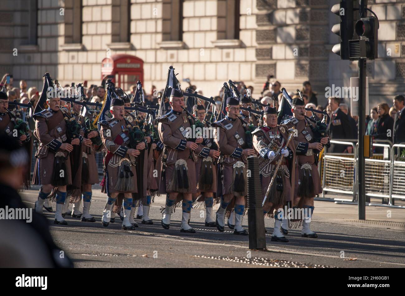 London, Großbritannien. Am 11. November 2021 findet im Cenotaph in Whitehall der Jahresdienst der Western Front Association of Remembrance statt, der große Menschenmengen anzieht, die an einem sonnigen Herbsttag ihren Respekt zollen. Pfeifen und Trommeln des Londoner Scottish Regiment führen den Hauptzug heraus. Kredit: Malcolm Park/Alamy Stockfoto