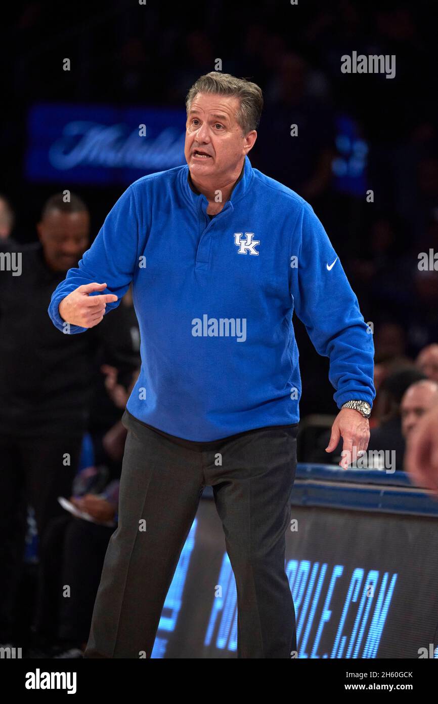 New York, New York, USA. November 2021. John Calipari, Cheftrainer von Kentucky Wildcats, reagiert während des State Farm Champions Classic im Madison Square Garden in New York City. Duke besiegte Kentucky 79-71. Duncan Williams/CSM/Alamy Live News Stockfoto