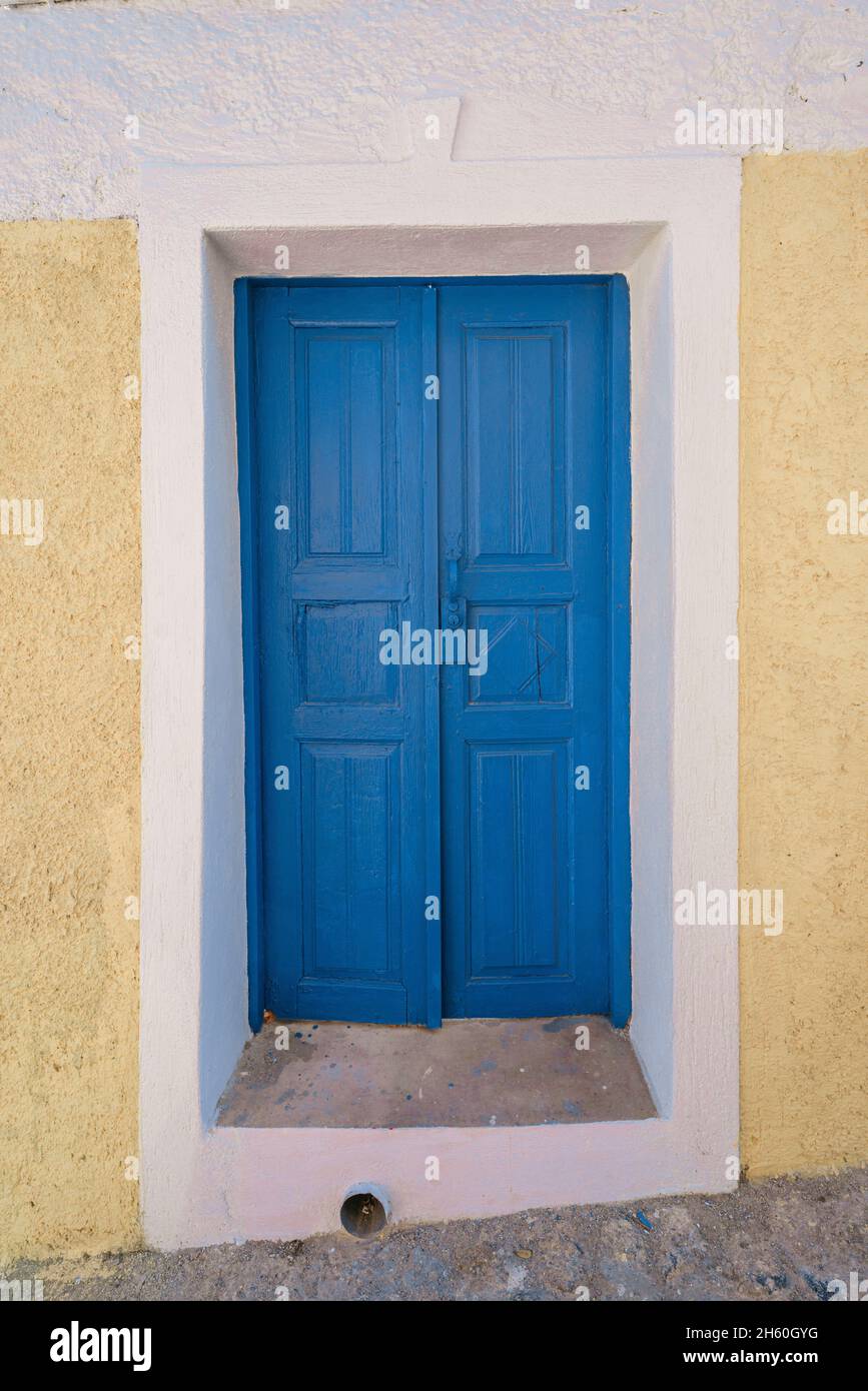 Blaue Holztüren und Wandhintergründe traditioneller griechischer Inselgebäude Stockfoto