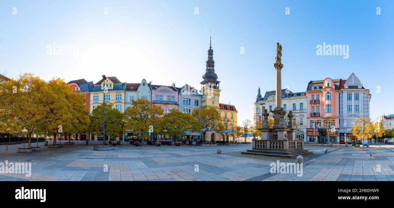 Ein Panoramabild des Masarykovo-Platzes, das das Ostrava-Museum, die Marienpest-Säule und die bunten Fassaden in Ostrava zeigt. Stockfoto