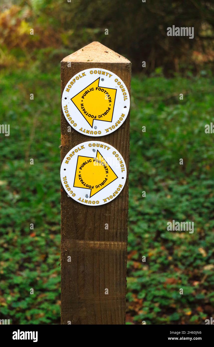 Ein öffentliches Hinweisschild des Norfolk County Council auf dem Alderford Common SSSI-Standort in Alderford, Norfolk, England, Vereinigtes Königreich. Stockfoto